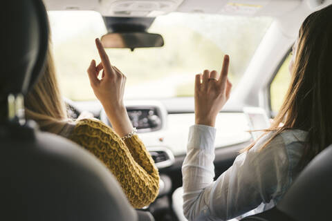 Zwei glückliche junge Frauen auf einem Road Trip, lizenzfreies Stockfoto