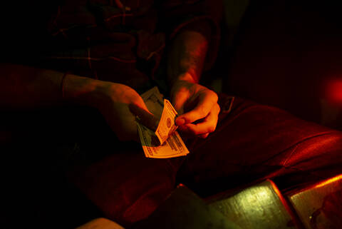 Mann beim Bezahlen einer Rechnung, Zählen von Dollarnoten, New York City, USA, lizenzfreies Stockfoto