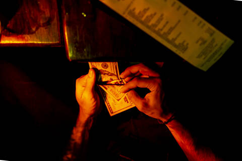 Mann beim Bezahlen einer Rechnung, Zählen von Dollarnoten, New York City, USA, lizenzfreies Stockfoto