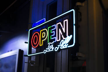 USA, New York City, Neonschild mit der Aufschrift Open - OCMF01127