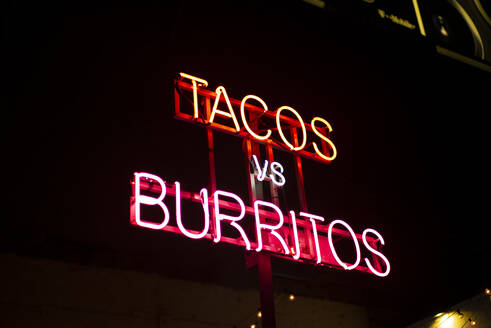USA, New York City, Leuchtreklame für Tacos und Burritos - OCMF01131