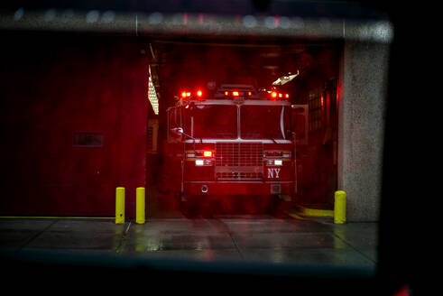 USA, New York City, Feuerwehrauto auf dem Weg zu einem Notfall - OCMF01132