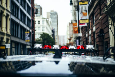 Dach eines Polizeiautos in den Straßen von New York City, USA - OCMF01134