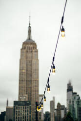 USA, New York City, Lichterkette vor dem Chrysler Building - OCMF01136