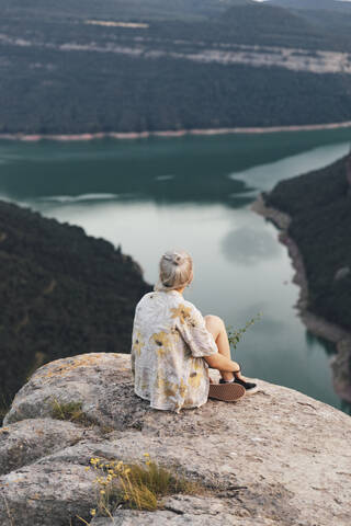 Wanderer am Aussichtspunkt, Stausee Sau, Katalonien, Spanien, lizenzfreies Stockfoto