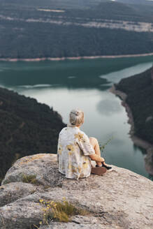 Wanderer am Aussichtspunkt, Stausee Sau, Katalonien, Spanien - AMAF00008