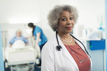 Porträt zuversichtlich älterer weiblicher Arzt im Krankenhaus Zimmer - CAIF24754