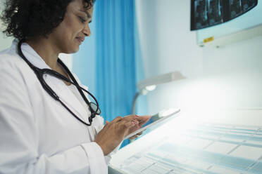 Ärztin mit digitalem Tablet im Krankenhauszimmer - CAIF24760