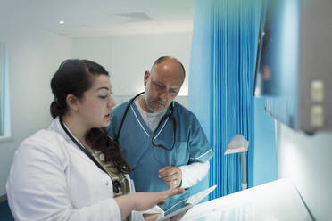 Ärzte verwenden digitales Tablet im Krankenhauszimmer - CAIF24763