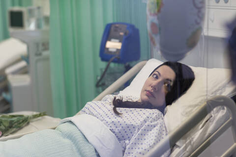 Weibliche Patientin ruht im Krankenhausbett, lizenzfreies Stockfoto