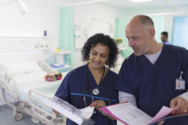 Ärzte mit Krankenblättern bei der Visite, Beratung in der Krankenstation - CAIF24828