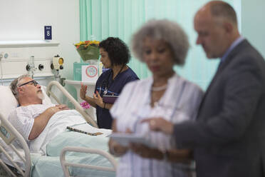 Arzt auf Visite, Gespräch mit älterem Patienten im Krankenhauszimmer - CAIF24836