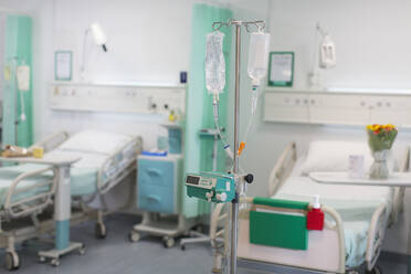 Infusionstropfen und medizinische Geräte in einer leeren Krankenhausabteilung - CAIF24849