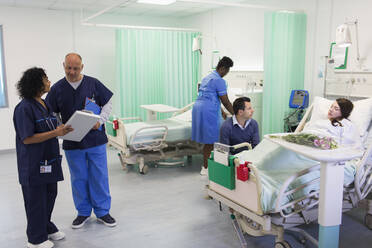 Ärzte, Krankenschwester und Patient auf der Krankenstation - CAIF24857