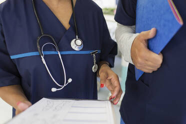 Close up Ärzte mit Krankenblatt Beratung im Krankenhaus - CAIF24861