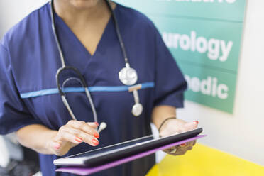 Ärztin benutzt digitales Tablet im Krankenhaus - CAIF24865