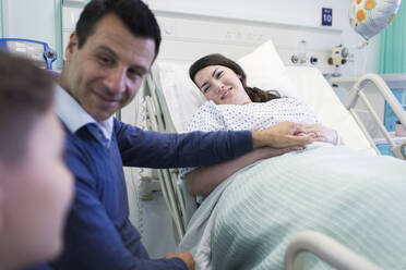 Liebevolle Familie besucht Patient im Krankenhauszimmer - CAIF24881