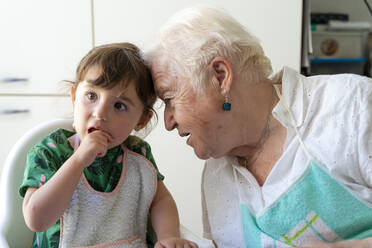 Großmutter und Enkelin ruhen ihre Köpfe in Liebe aus - CAVF77643
