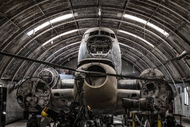 Hangar mit verschiedenen alten Flugzeugen - CAVF77731