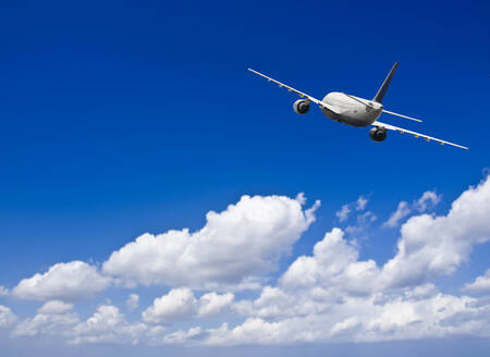 Ziviles Düsenflugzeug in einem blauen Himmel mit einigen Wolken - CAVF77734