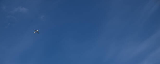 Flugzeuge in großer Höhe vor einem blauen Himmel - CAVF77736