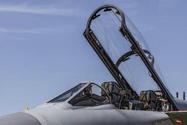 Kampfflugzeug mit offener Kabinenhaube vor blauem Himmel - CAVF77747