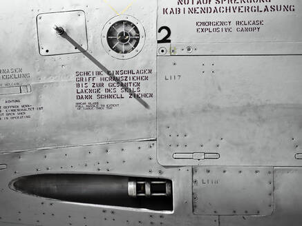 Detail in Monochrom von Rumpf und Kanone auf militärischen Düsenjäger - CAVF77752