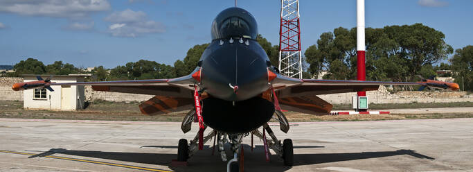Vorderansicht eines F-16-Kampfflugzeugs - CAVF77755