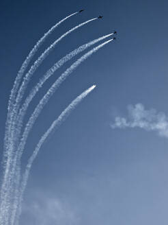 Luftwaffen-Jagdgeschwader in Formation vor blauem Himmel - CAVF77756