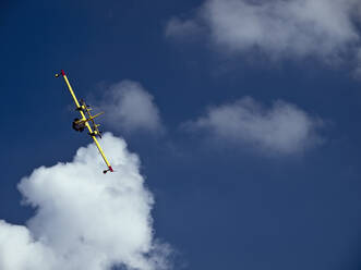 Feuerwehrflugzeug beim Start in einen blauen Himmel mit einigen Wolken - CAVF77758