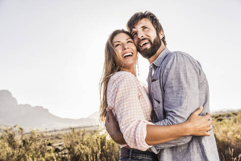 Porträt eines glücklichen Paares in karger Landschaft - SDAHF00688
