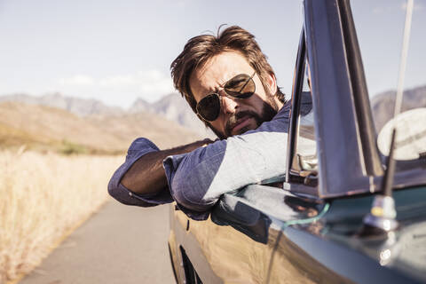 Porträt eines Mannes im Cabrio auf einer Autoreise, lizenzfreies Stockfoto