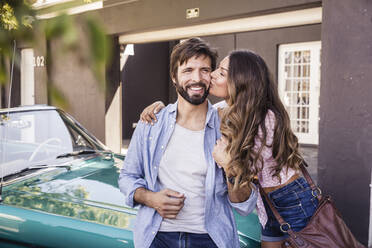 Glückliches Paar in einem Cabrio vor dem Haus - SDAHF00709