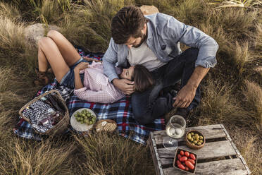 Verliebtes Paar beim Picknick auf dem Lande - SDAHF00726