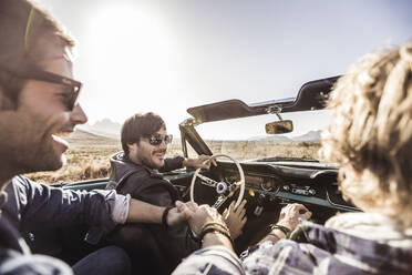 Glückliche Freunde im Cabrio auf einer Autoreise - SDAHF00729