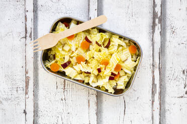 Lunch box of winter salad with Chinese cabbage, apples and carrots - LVF08693
