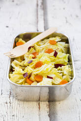 Lunch box of winter salad with Chinese cabbage, apples and carrots - LVF08694