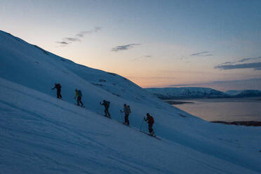 Gruppen-Skilauf in Island bei Sonnenaufgang - CAVF77811