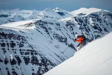 Ein Mann fährt tagsüber auf einem Berg in Island Ski - CAVF77851
