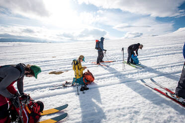 Eine Gruppe von Skifahrern ruht sich bei einer Skitour im Hinterland aus - CAVF77885