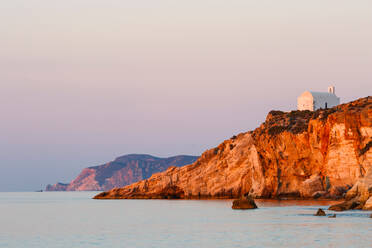 Kirche an der Küste der Insel Kimolos in Griechenland. - CAVF77897