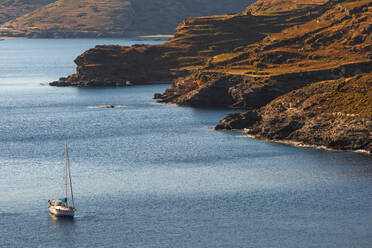Segelboot an der Küste der Insel Kythnos in Griechenland. - CAVF77898