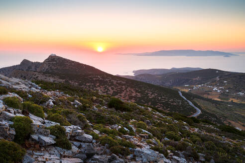 Sonnenuntergang über den Bergen in der Nähe des Dorfes Kamares auf der Insel Sifnos, Griechenland. - CAVF77900