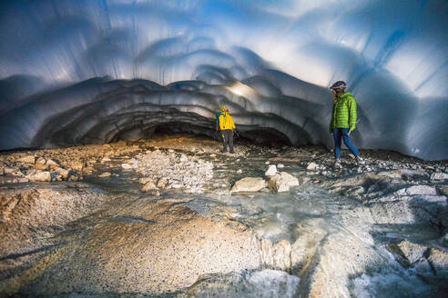 Ein abenteuerlustiges Paar erkundet eine Eishöhle. - CAVF77911