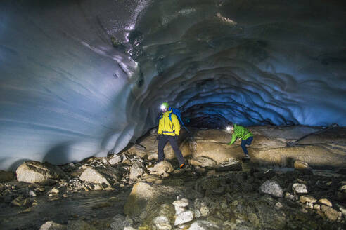 Ein abenteuerlustiges Paar erkundet eine Eishöhle in der Nähe von Vancouver. - CAVF77914