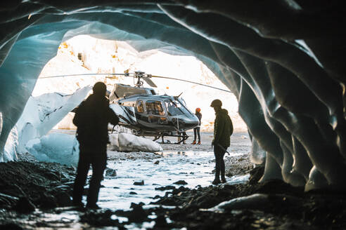 Abenteuertourismus zur Besichtigung einer Eishöhle. - CAVF77917