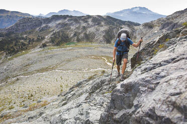 Rucksacktourist wandert über einen Schutthang in den Bergen bei Whistler. - CAVF77951