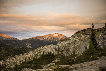 Alpenglühen bei Sonnenuntergang in British Columbia, Kanada. - CAVF77978