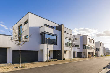 Germany, Baden-Wurttemberg, Ludwigsburg, Driveway of modern suburb houses - WDF05878