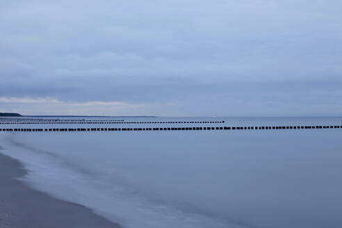 Deutschland, Mecklenburg-Vorpommern, Groynes auf der Halbinsel Zingst - JTF01497